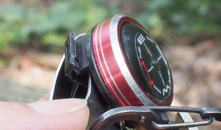 リストバンドコンパスの種類：低山小道具研究: 自転車と