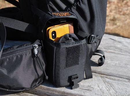 iPhoneケースにMYSTERY RANCHのフリップトップボックス: 自転車と