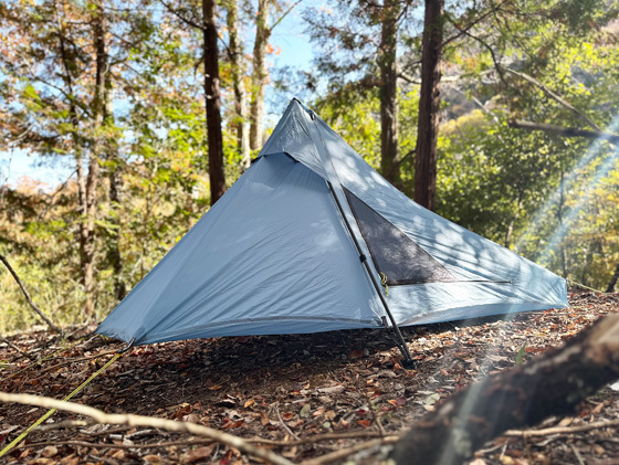 ビビィより居住性が良く、ツェルトより設営が簡単で410グラム